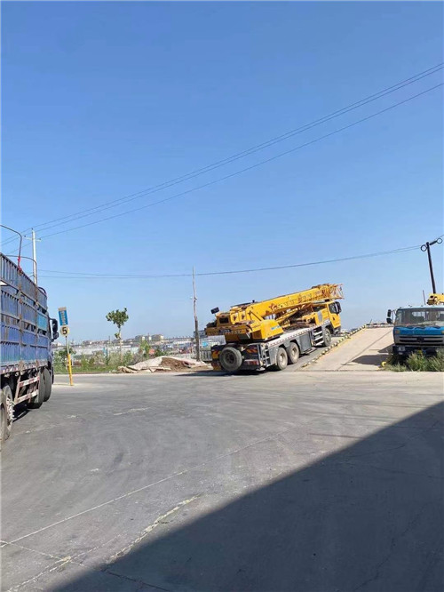 贵南县25吨吊车的租赁价格大概是多少？