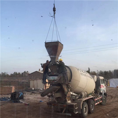 贵南县“精准瞄准”—— 吊车的 “定位导航” 技术