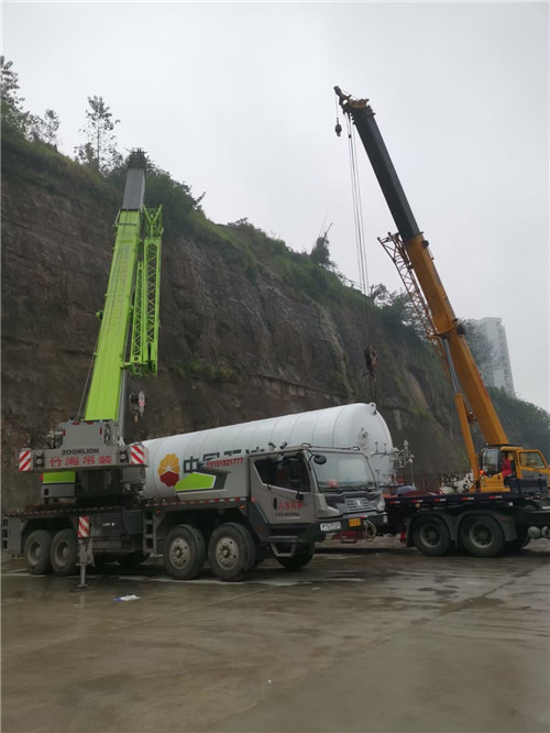 贵南县“不怕风雨冻”—— 吊车的 “恶劣环境适应” 技术